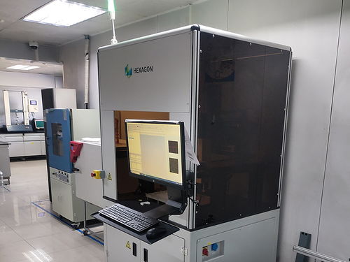 金龍魚(yú)工廠,有這樣一臺(tái)設(shè)備專門(mén)用來(lái)檢測(cè)瓶體瓶蓋