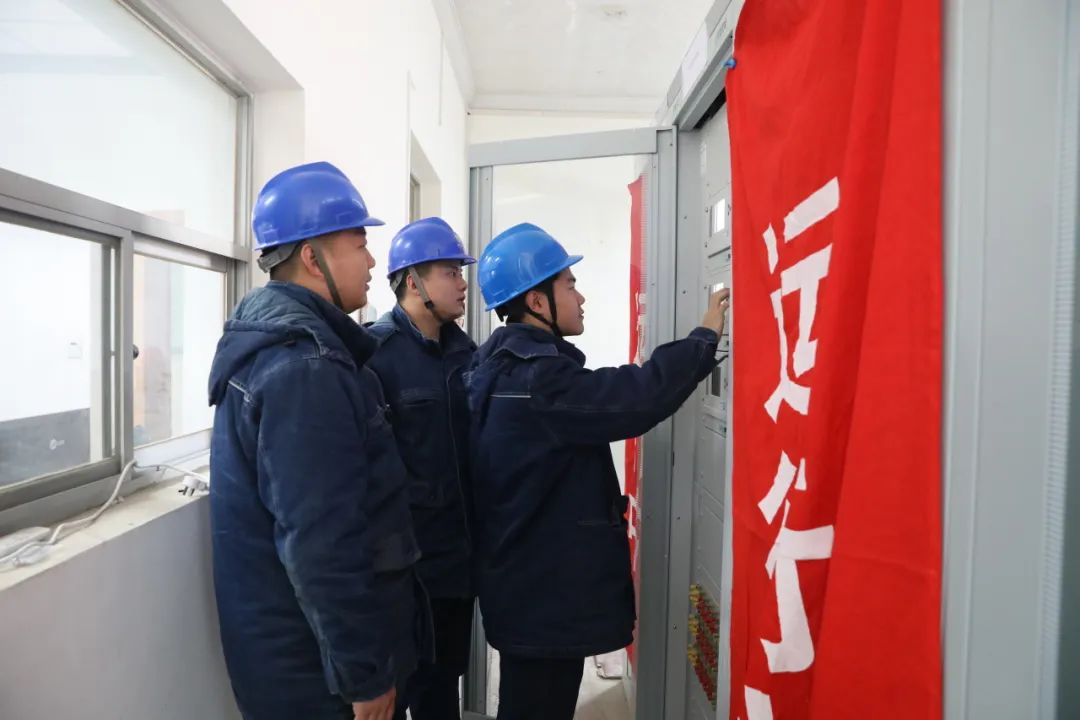 國網(wǎng)寶雞供電公司圓滿完成110千伏絳帳變?nèi)纠吓f設(shè)備改造 新一代測控設(shè)備引領(lǐng)智能電網(wǎng)升級(jí)